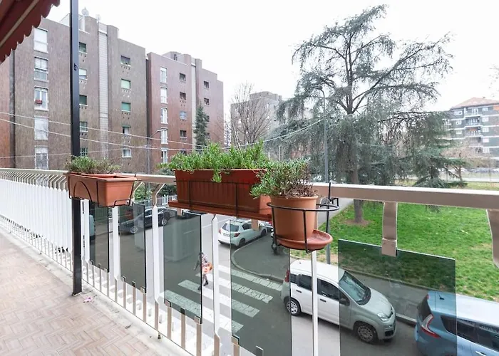 Large Apartment Close To Metro
